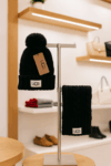 GORRO TEJIDO CON BUFANDA UGG