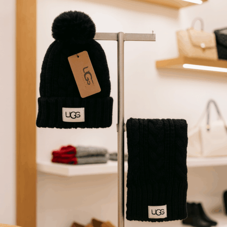 GORRO TEJIDO CON BUFANDA UGG