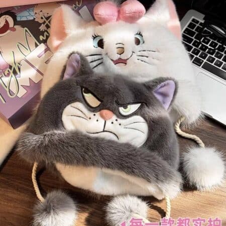 GORRO CON POMPON LUCIFER Y MARIE