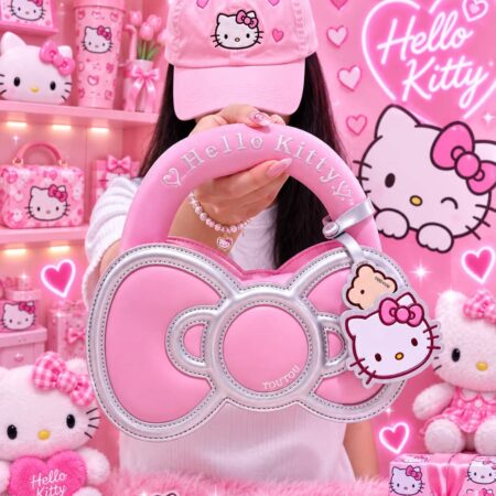 BOLSITA MOÑO HELLO KITTY (INCLUYE CORREA, AGARRADERA ESPONJOSA)